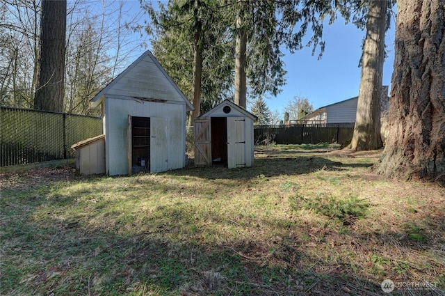 view of yard with a storage shed