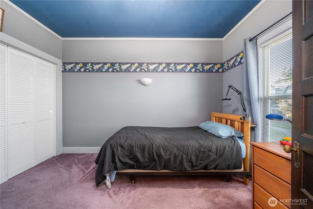 carpeted bedroom featuring crown molding and baseboards