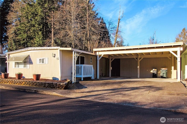 view of front facade featuring a carport