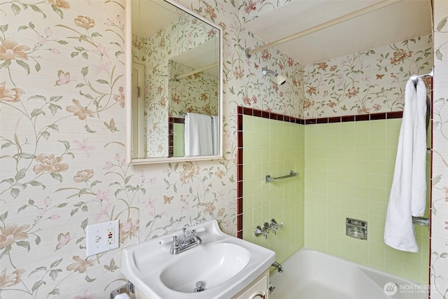 bathroom with vanity and tiled shower / bath