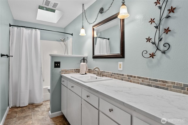 full bathroom with vanity, baseboards, visible vents, decorative backsplash, and shower / bathtub combination with curtain