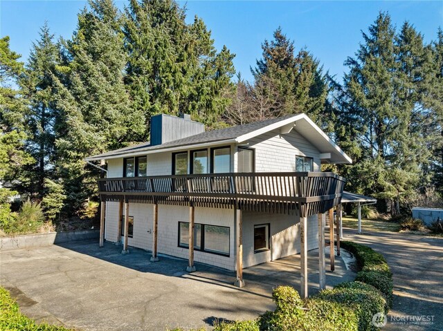 view of front facade featuring a wooden deck