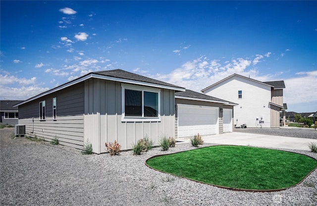 view of front facade featuring a garage and a front yard