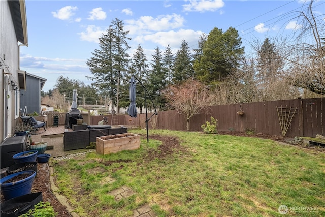 view of yard featuring an outdoor hangout area