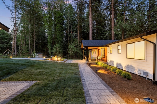 view of yard at dusk