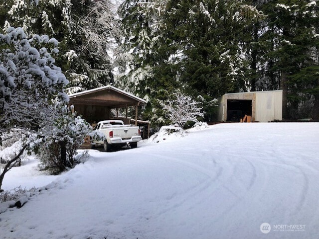 view of yard layered in snow