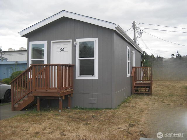 view of front of property with a front yard