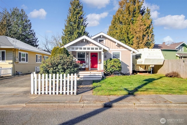 view of front of property featuring a front lawn