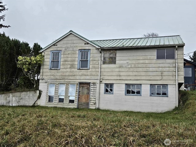 exterior space featuring a yard