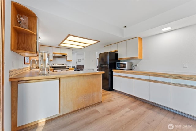 9447 Vernal Ave SE, Moses Lake, WA 98837 - kitchen featuring sink, kitchen peninsula, stainless steel appliances, light hardwood / wood-style floors, and white cabinets