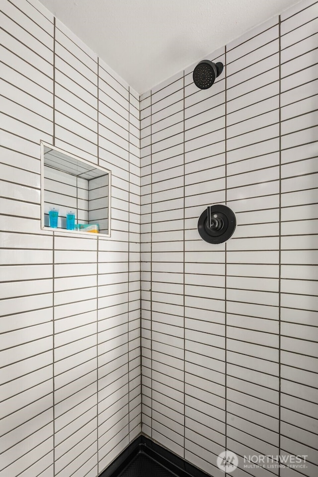 room details featuring tiled shower