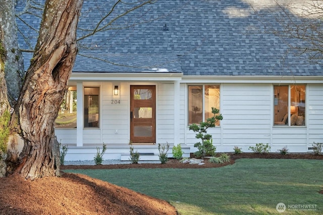 view of front of house with a front lawn