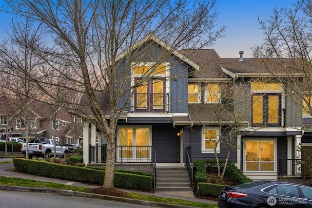 townhome / multi-family property featuring roof with shingles