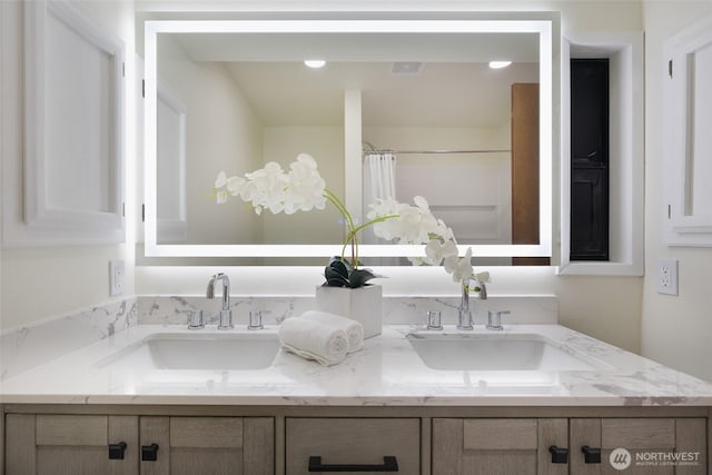 bathroom featuring a shower with shower curtain and vanity