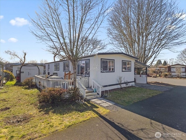 manufactured / mobile home featuring a front lawn