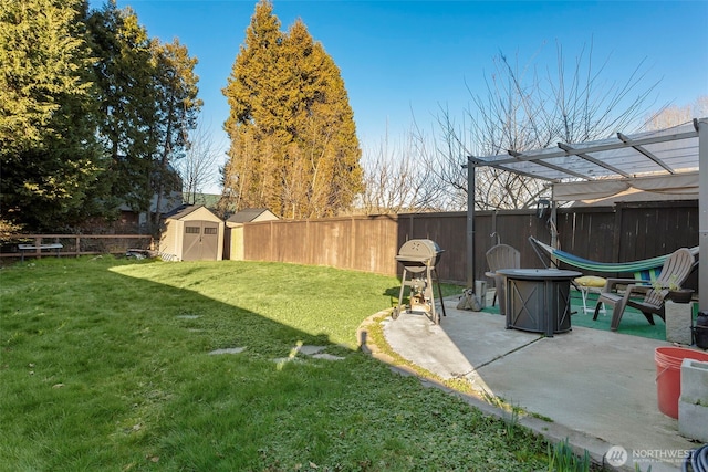 view of yard featuring a shed, a pergola, and a patio