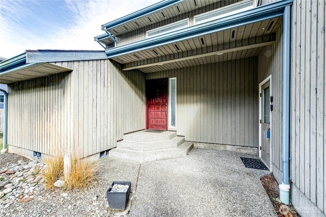 entrance to property with crawl space