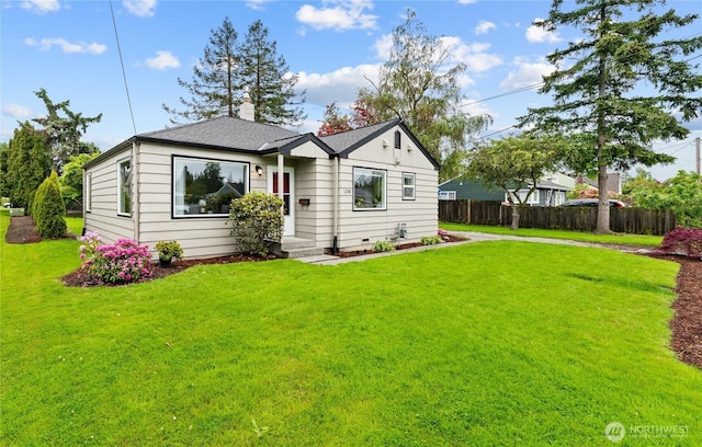 view of front of home featuring a front lawn