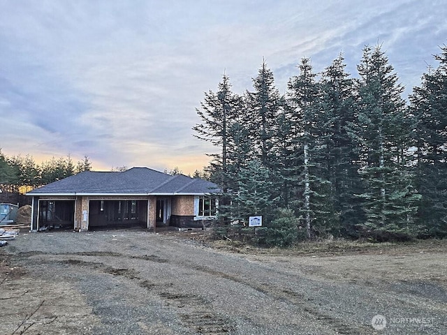 view of front facade featuring gravel driveway