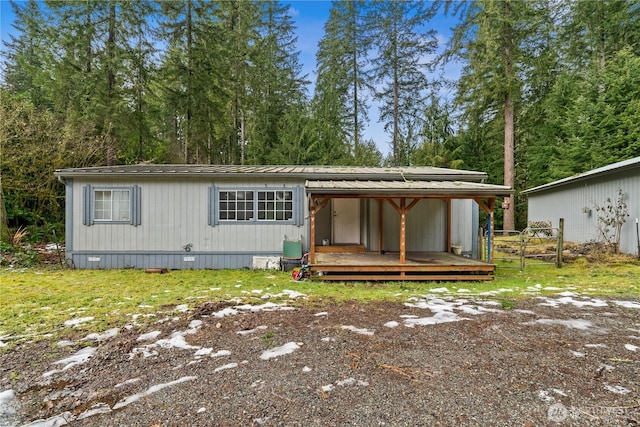 view of front of property featuring metal roof and dirt driveway