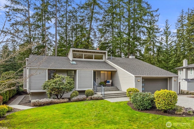 mid-century inspired home with a front lawn and roof with shingles