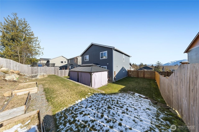 view of yard featuring a shed