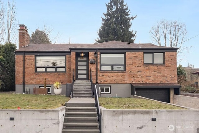 view of front of home featuring a front yard and a garage