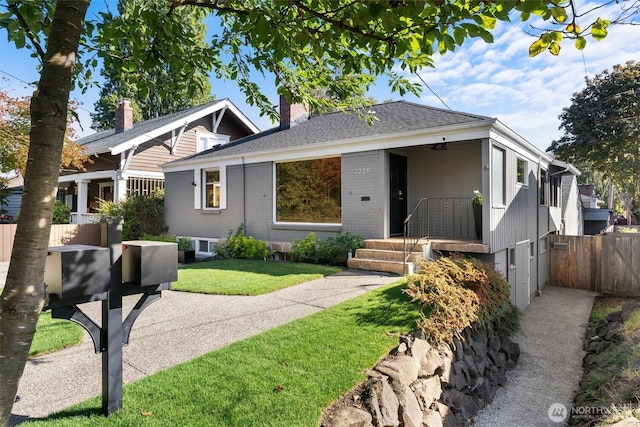 view of front of property featuring a front lawn