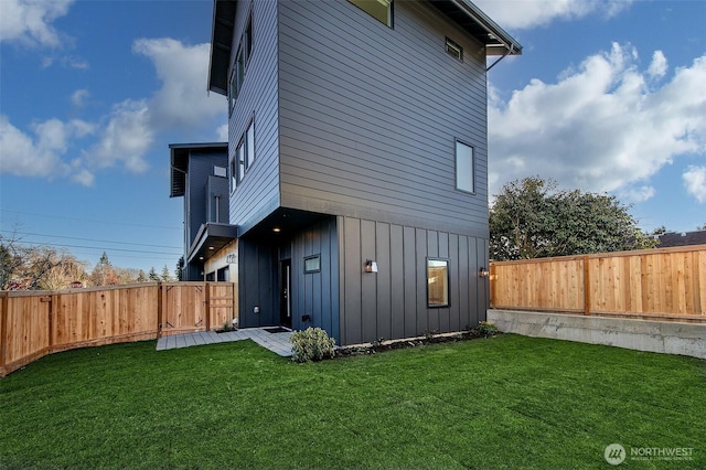 back of house featuring a lawn