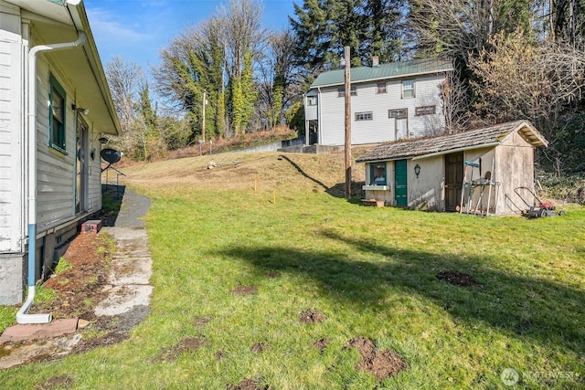 view of yard featuring a storage shed