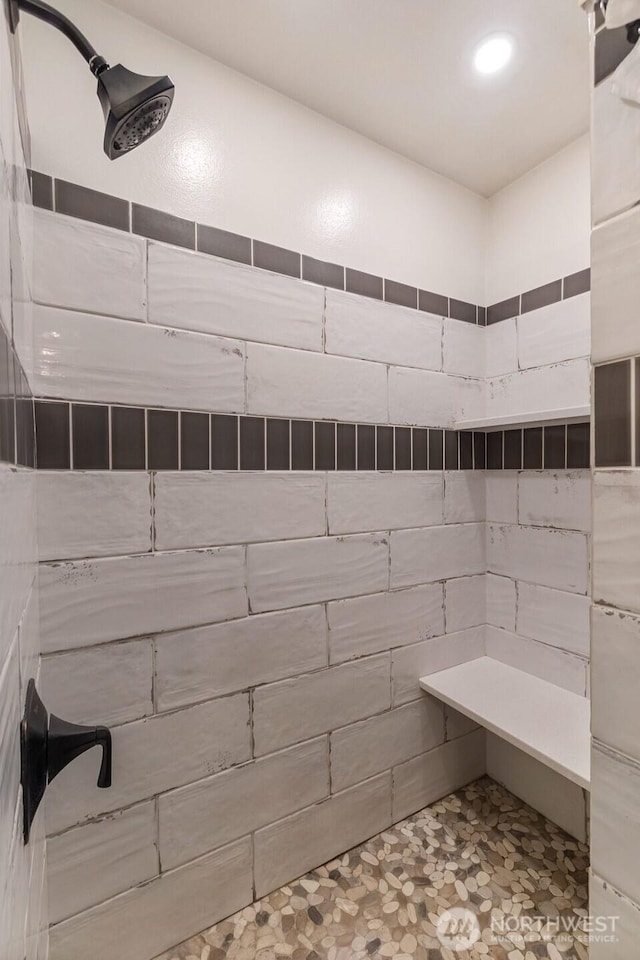 full bathroom featuring tiled shower