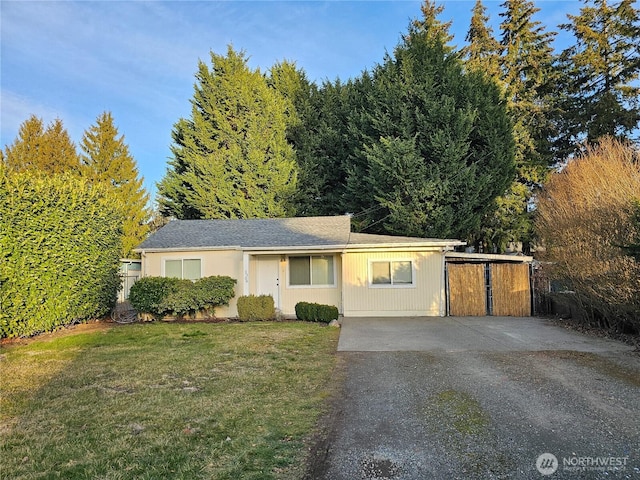 single story home with a front lawn