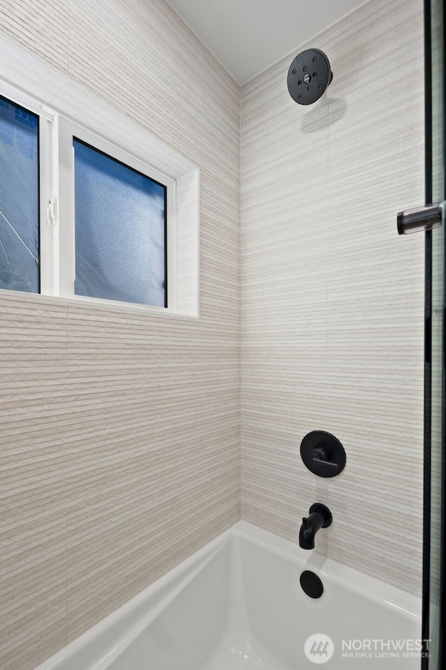 bathroom with tiled shower / bath