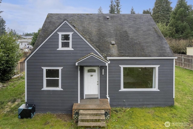 view of front facade featuring a front lawn