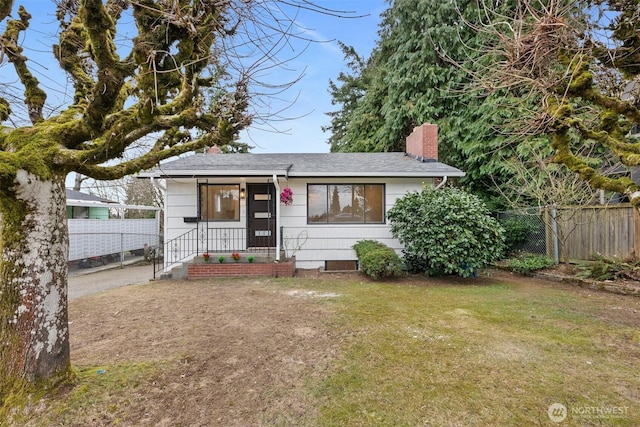 view of front of home featuring a front yard