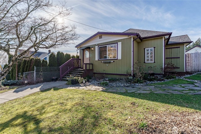 view of front of home featuring a front lawn