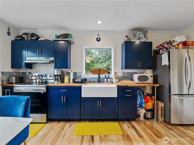 kitchen with blue cabinets, sink, light wood-type flooring, ornamental molding, and appliances with stainless steel finishes