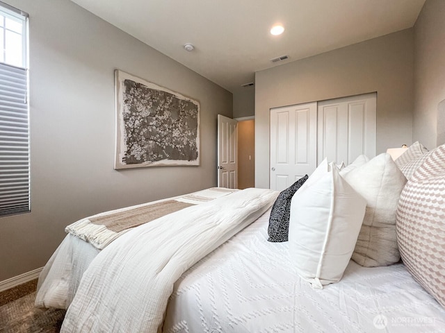 bedroom with baseboards, visible vents, a closet, and recessed lighting