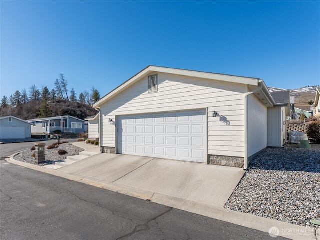 view of front of property featuring concrete driveway