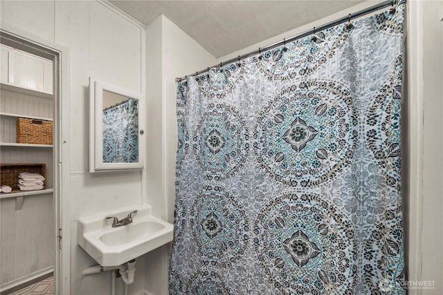 full bathroom with a sink and a shower with curtain