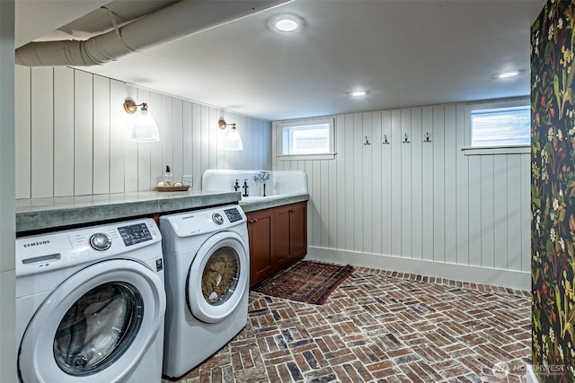 laundry area with sink and independent washer and dryer