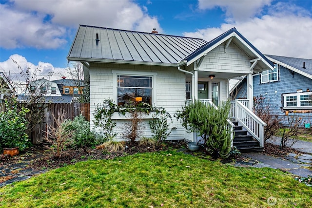 view of front of house featuring a front lawn