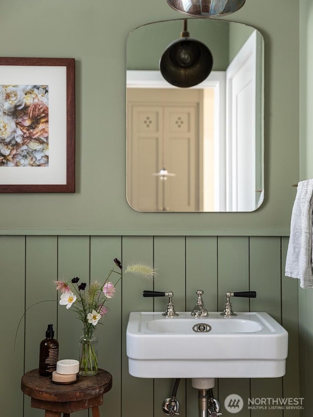 bathroom featuring sink