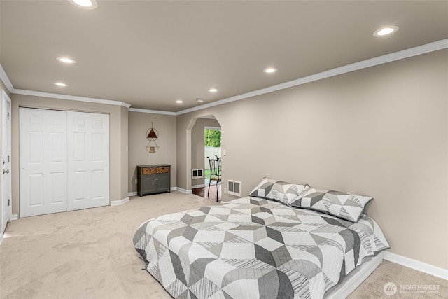 bedroom featuring visible vents, baseboards, recessed lighting, arched walkways, and light colored carpet