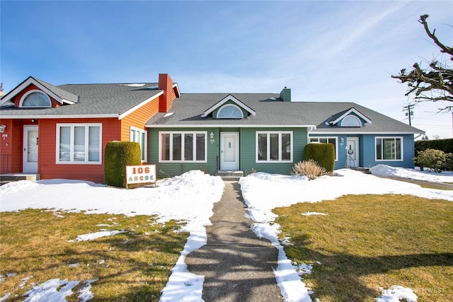 view of front of house featuring a lawn