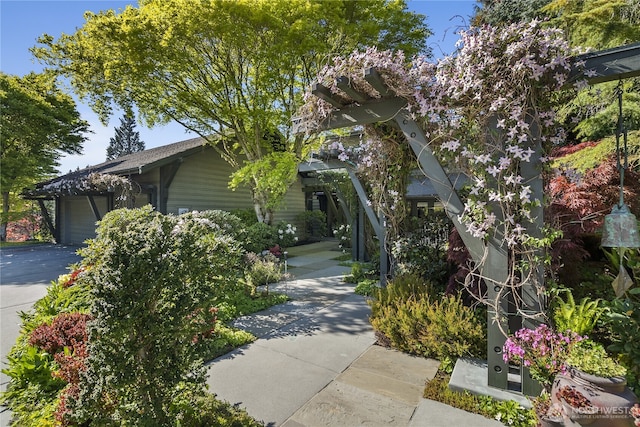 view of front of property featuring a garage