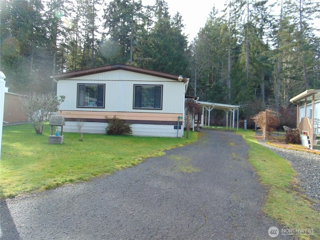 view of front of home featuring a front yard and a carport