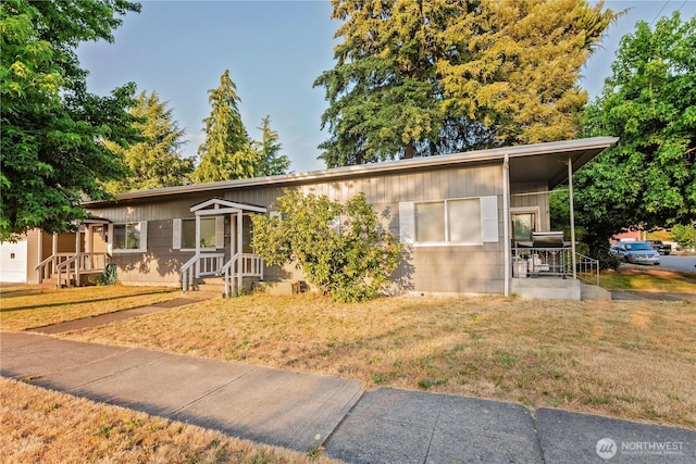 view of front of house with a front yard