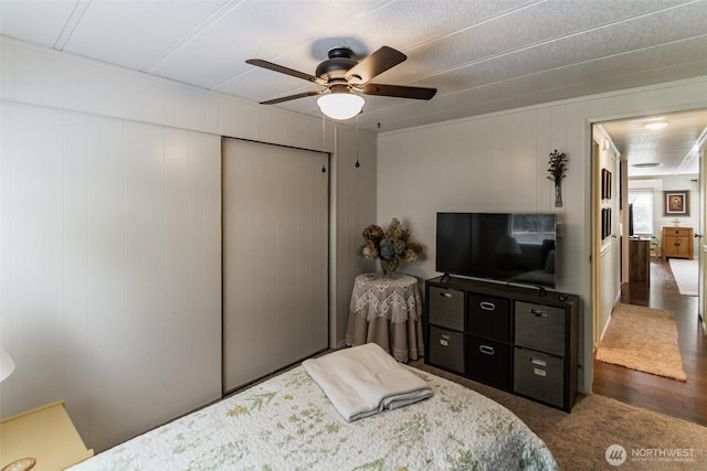 bedroom featuring ceiling fan and a closet