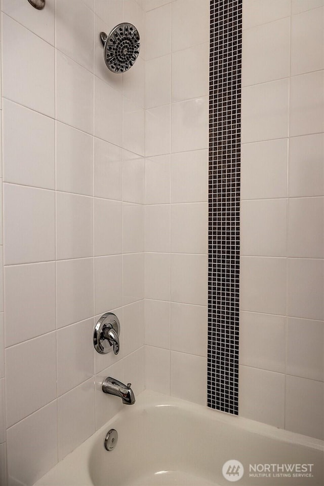 bathroom with tiled shower / bath combo